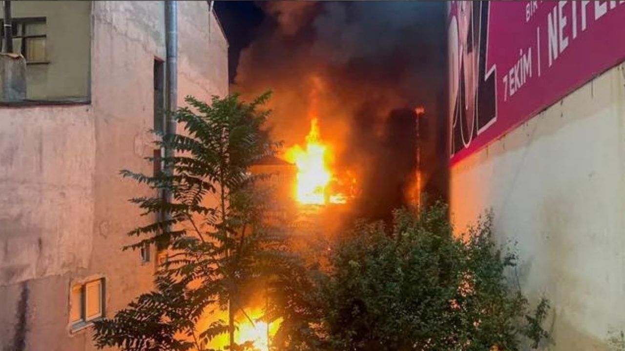 Kadıköy'de bir binada patlama sonrası yangın