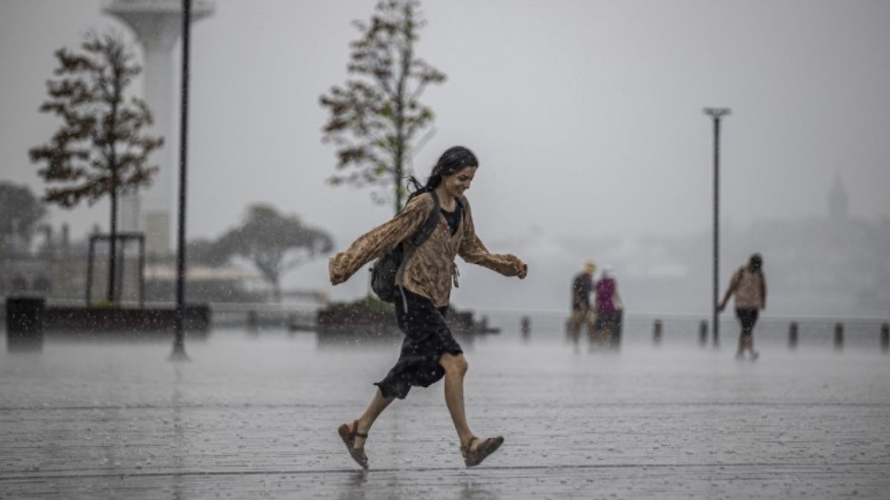 İBB'den sağanak yağış uyarısı: Yaşanabilecek olası olumsuz durumlarda lütfen iletişime geçin