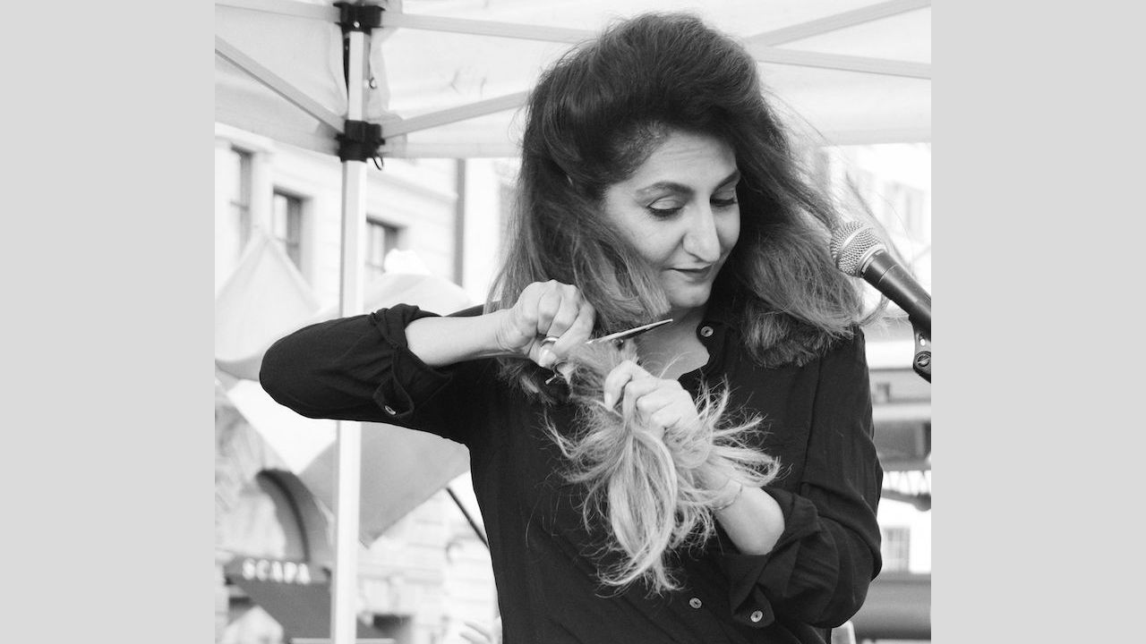 İsviçre Parlamento üyesi Sibel Arslan İranlı kadınlara destek için saçlarını kesti