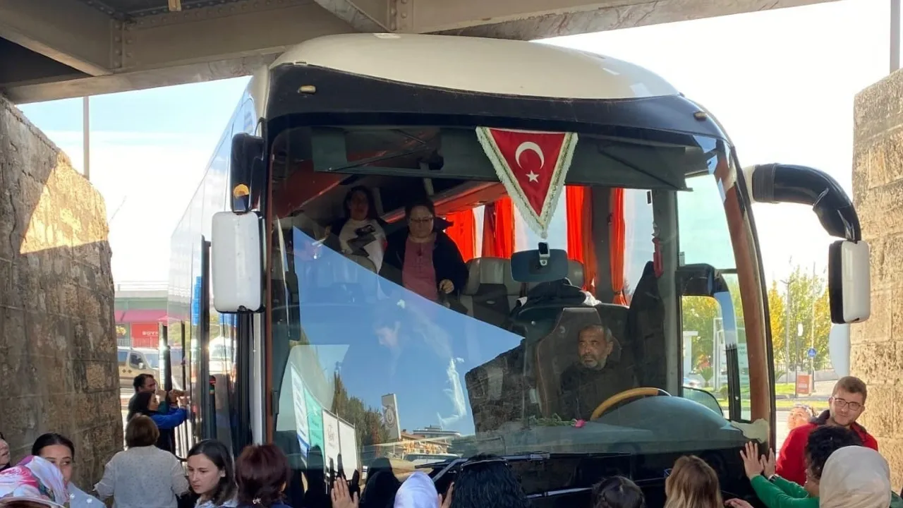 AKP'li kafileyi taşıyan otobüs alt geçide sıkıştı