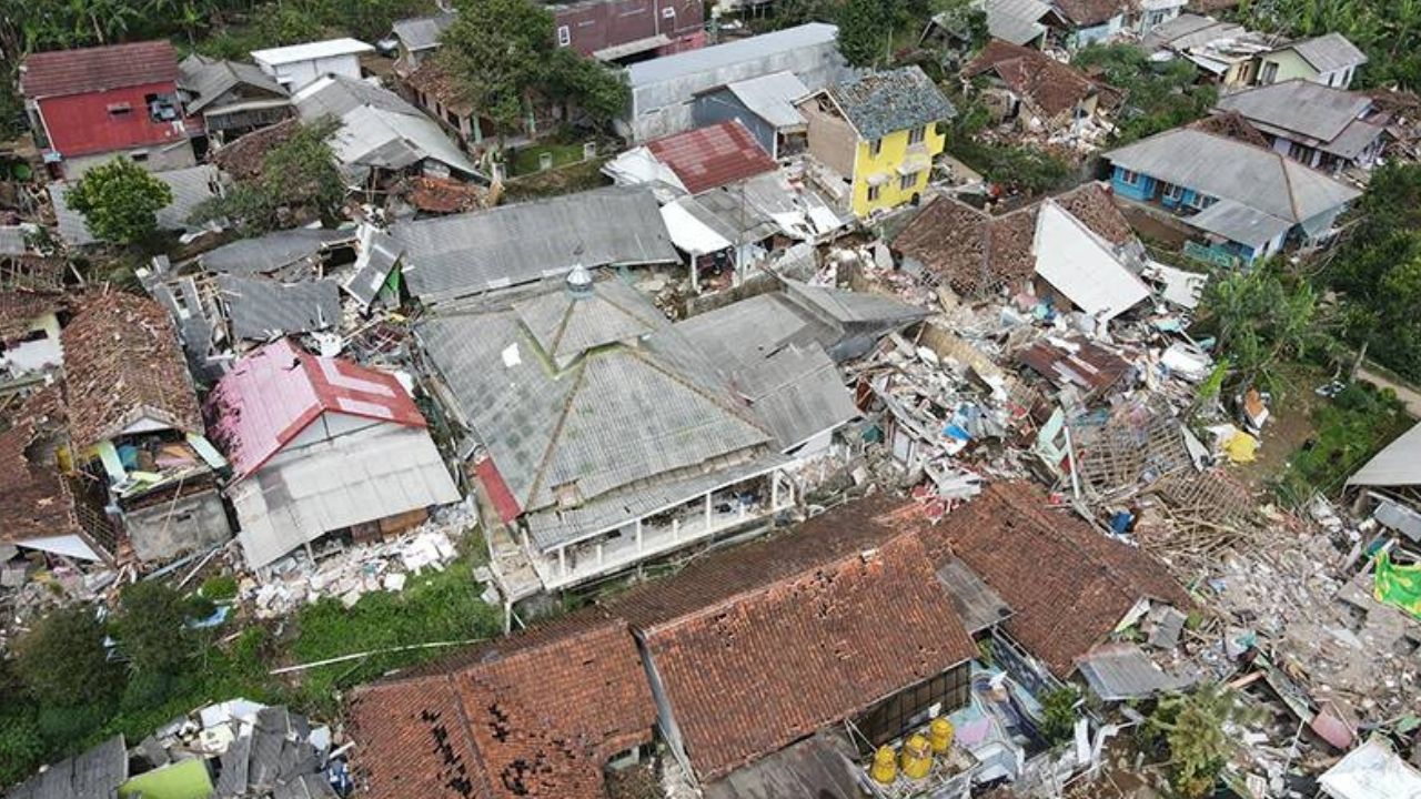 Endonezya’daki depremde can kaybı 321'e yükseldi
