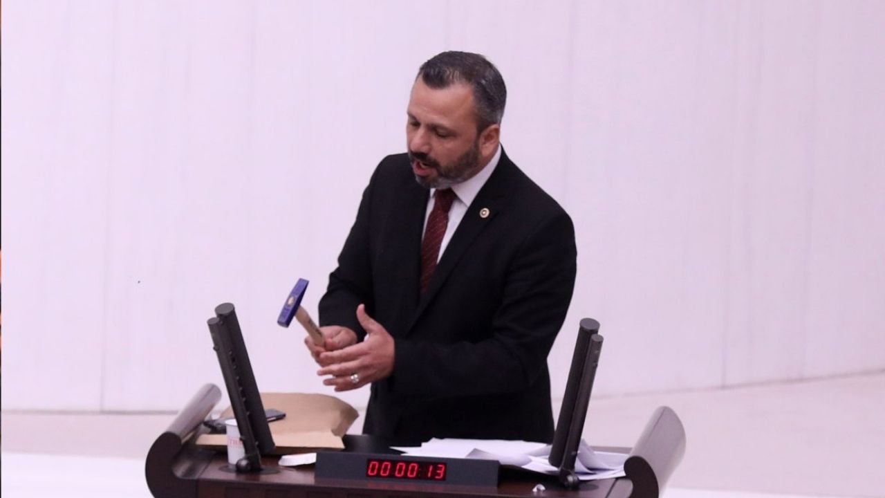 Meclis'te çekiçle telefonunu kıran CHP'li Erbay'a 10 bin liralık fatura