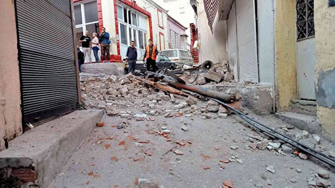 İzmir’de deprem: Biri ağır, 3 yaralı