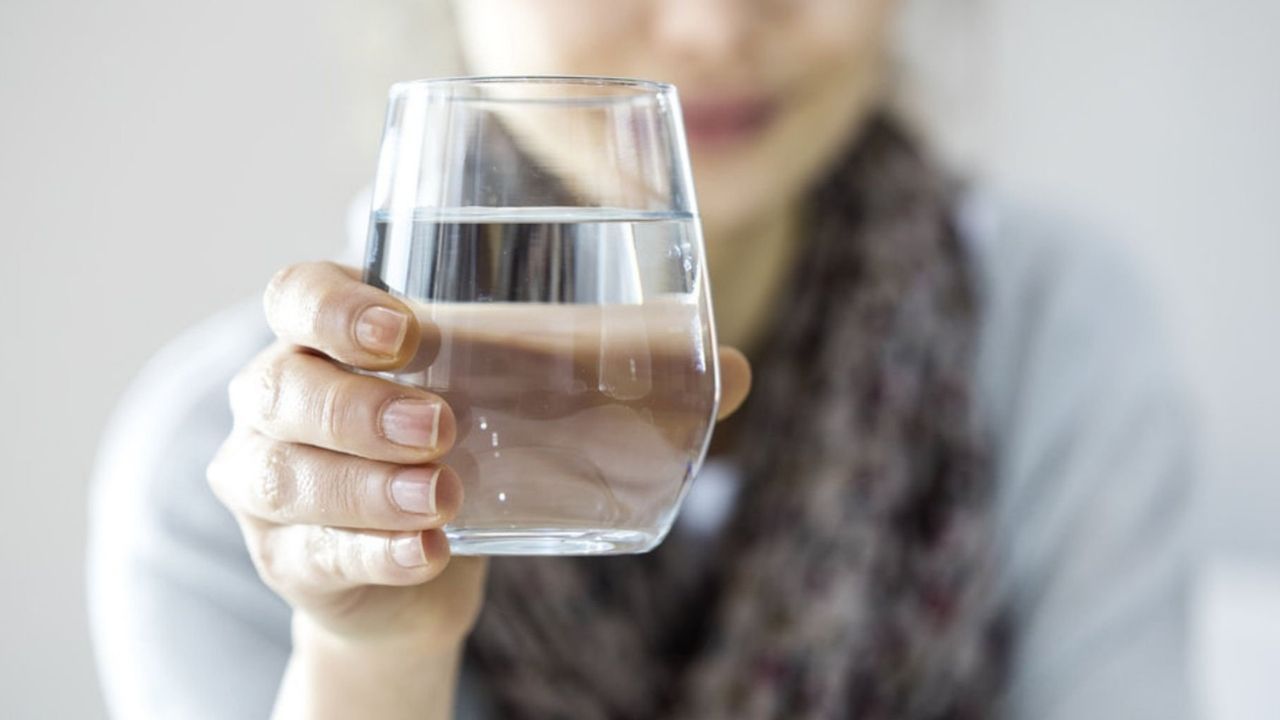İhtiyaçtan fazla su içmek zehirlenme ve komaya yol açabilir