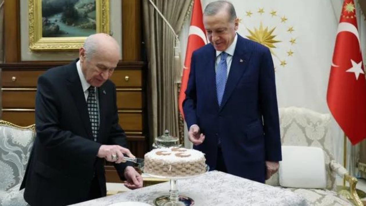 Erdoğan'dan Bahçeli'ye 3 hilalli pasta