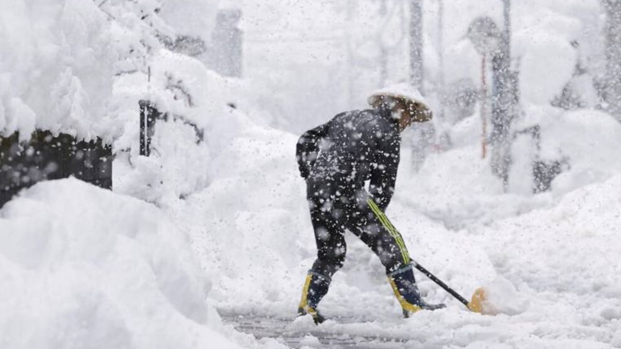 Japonya'da yoğun kar yağışı nedeniyle ölenlerin sayısı 14'e yükseldi