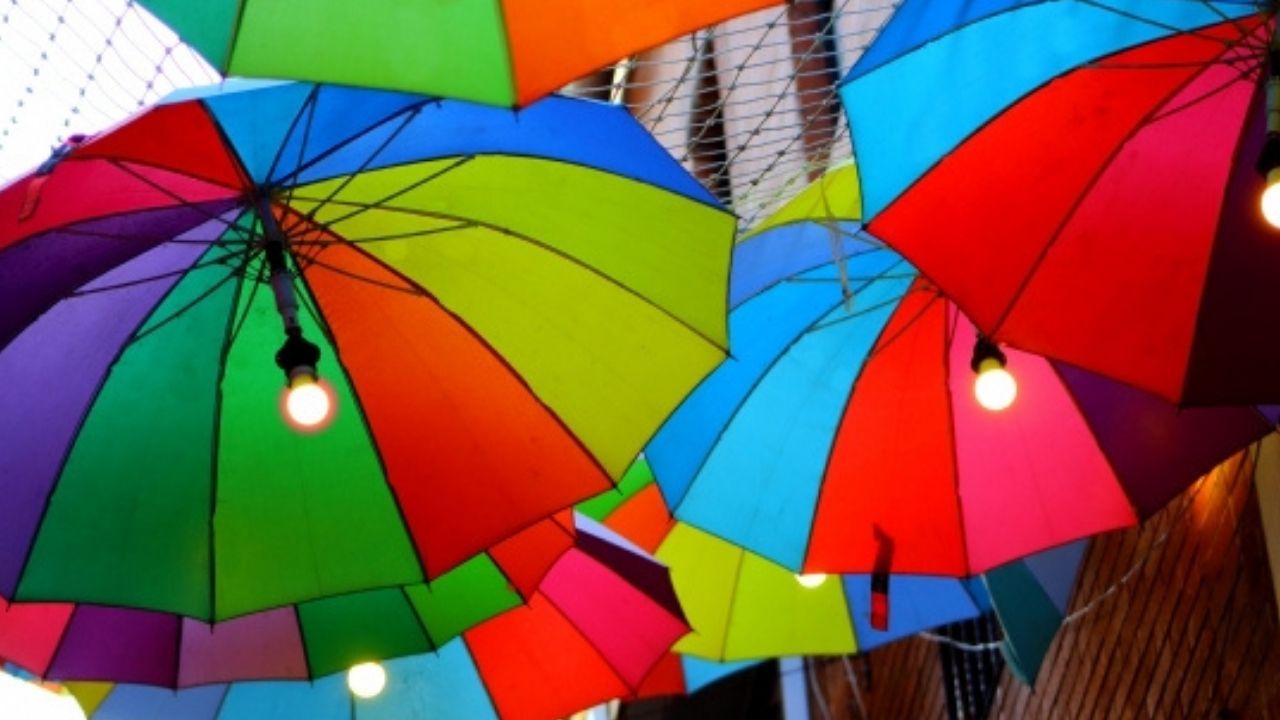 Süs için asılan şemsiyeler 'LGBTİ propagandası' gerekçesiyle söküldü