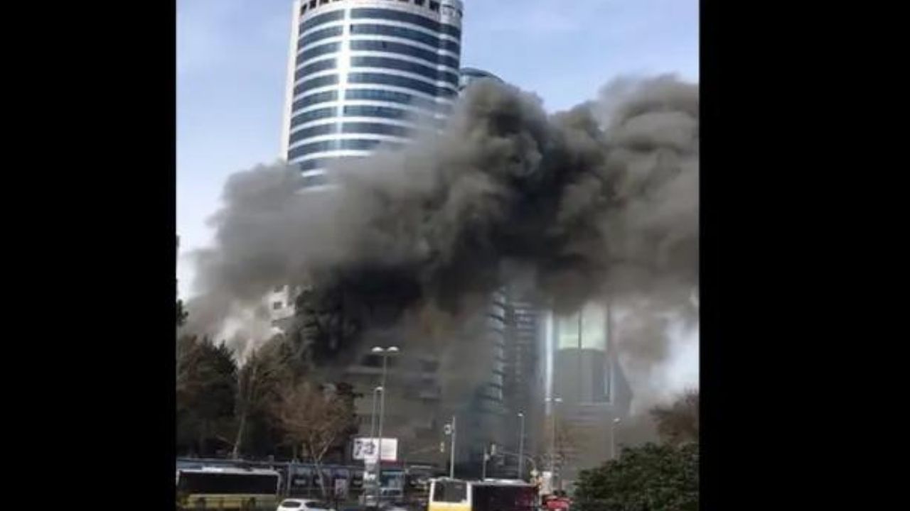 İstanbul'da AVM'de yangın
