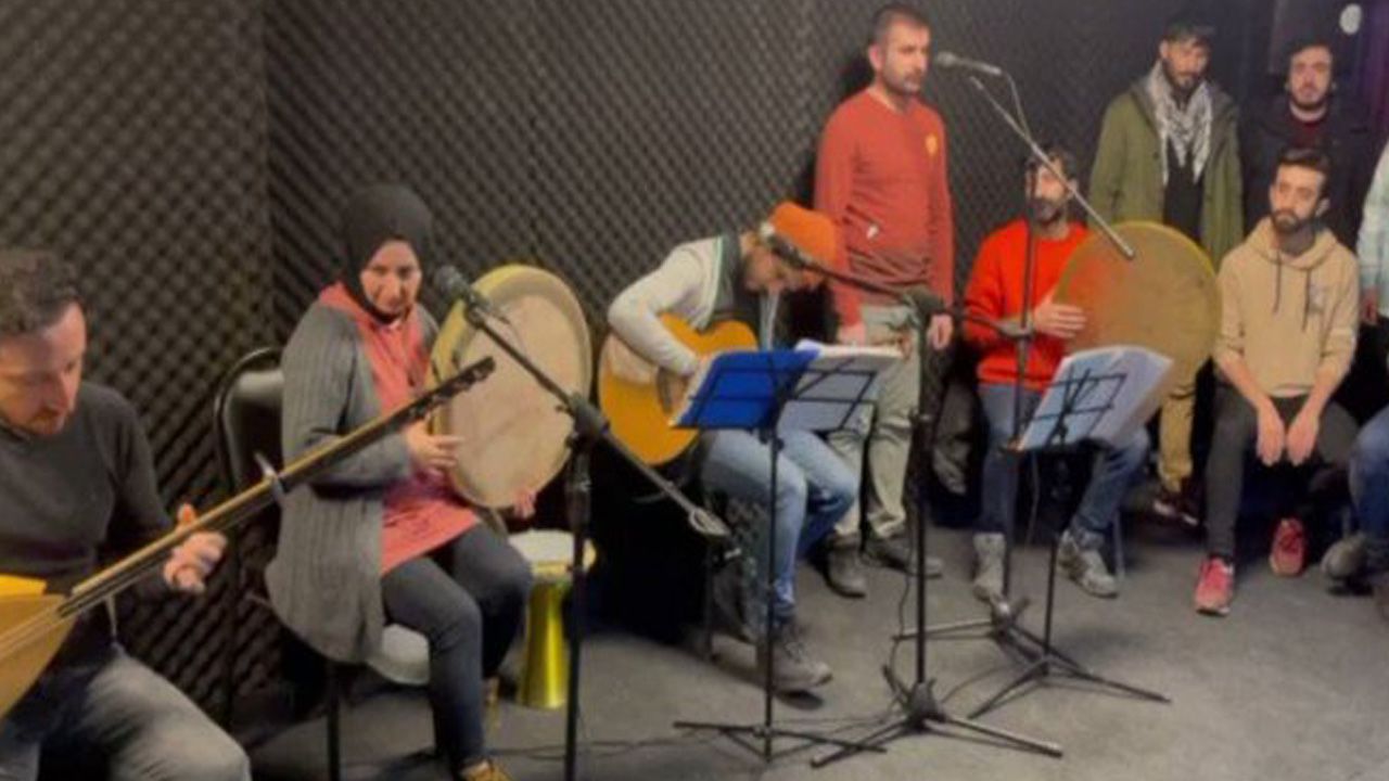 'Hevra grubunun iki üyesi Kürtçe şarkı söylediği için gözaltına alındı'