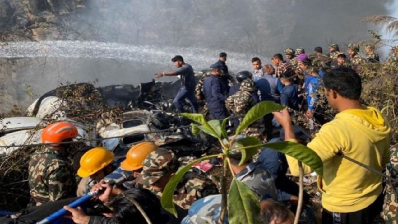 Nepal'de yolcu uçağı düştü: En az 16 kişi hayatını kaybetti