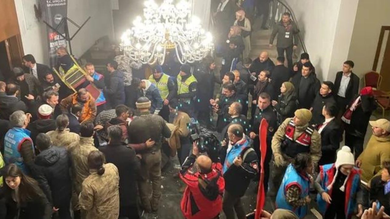 Sarıkamış anma etkinliğinde salonun tavanı çöktü: 10 kişi yaralandı