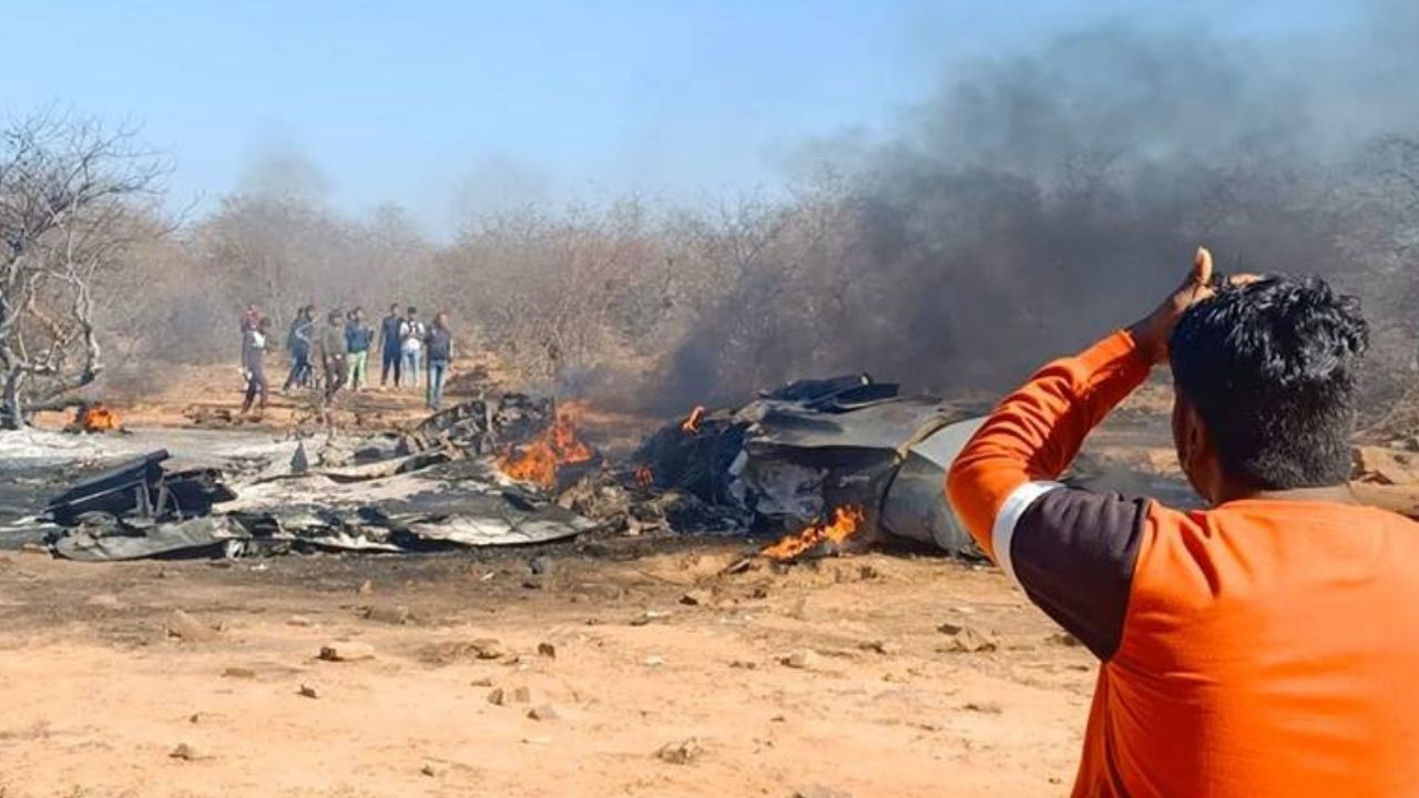 Hindistan'da iki savaş uçağı düştü: Bir ölü