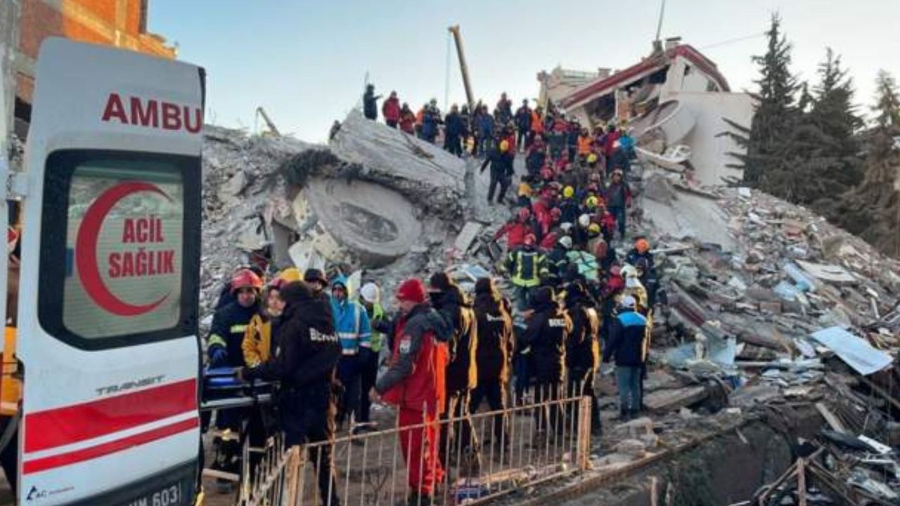 Depremlerde hayatını kaybedenlerin sayısı 12 bin 873'e yükseldi