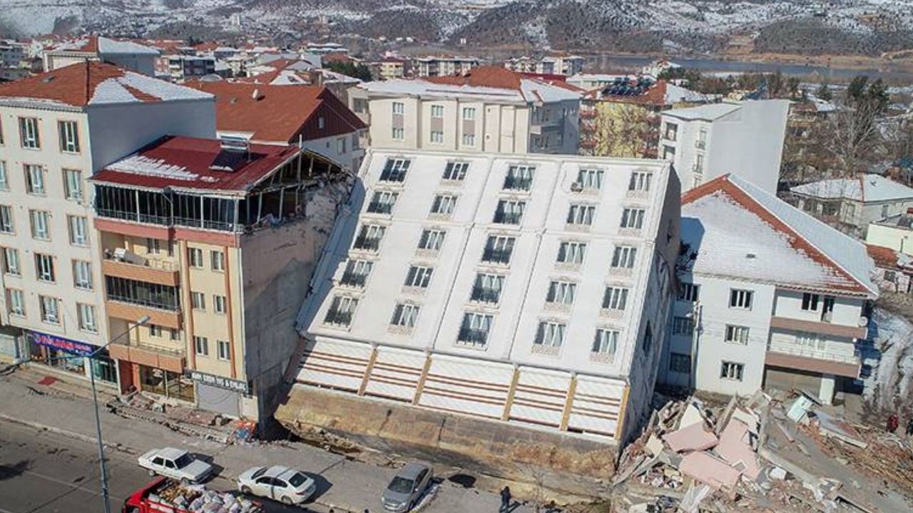 Yıkılan çok sayıda binanın müteahhidi Gürcistan'a kaçarken yakalandı