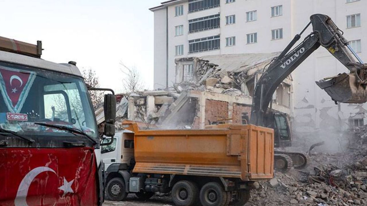 Naci Görür: Deprem molozunun bertarafında uluslararası kaide ve yöntemlere dikkat edilmeli