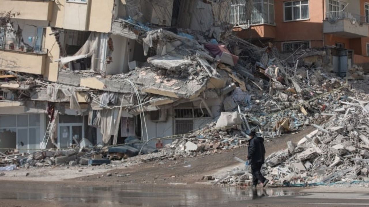 Depremlerde açıklanan can kaybı 49 bin 589'a yükseldi