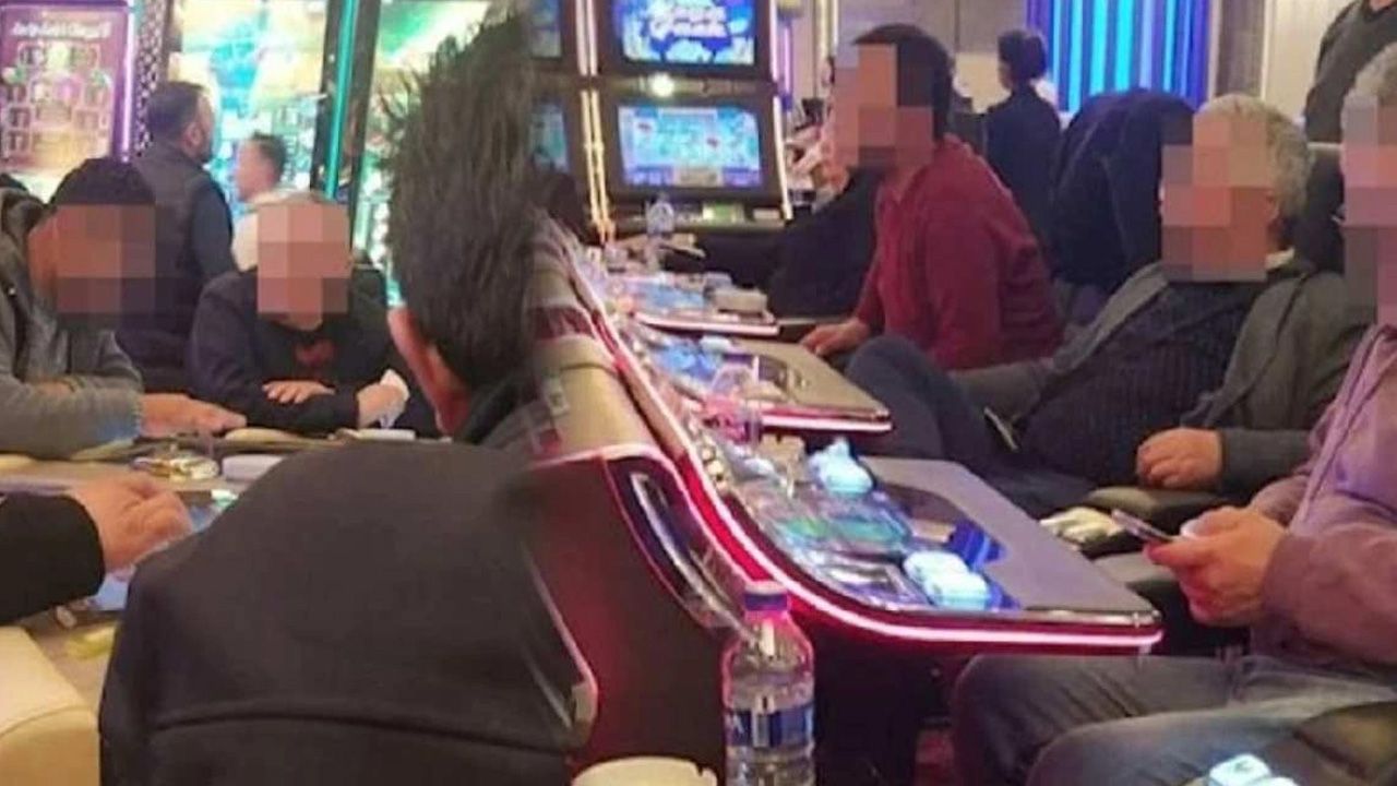 "Depremin 9. gününde AKP'li Acıpayam Belediyesi personeli ve muhtarlar kumar masasına oturuyor"