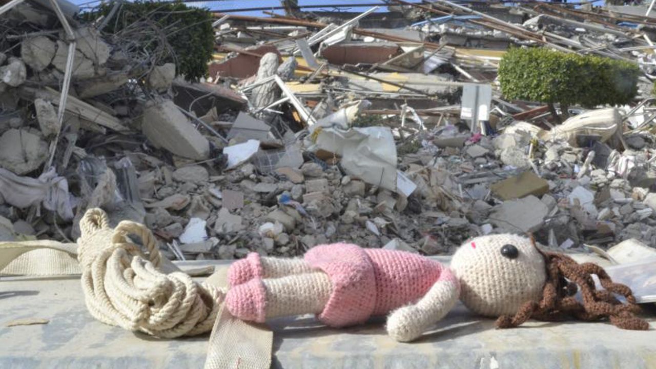 13 yaşındaki çocuk, depremin 228'inci saatinde kurtarıldı