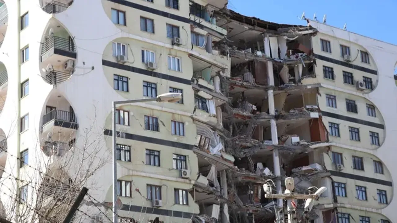 Diyarbakır'da 2 müteahhit yaptıkları binaların enkazında kalarak öldü