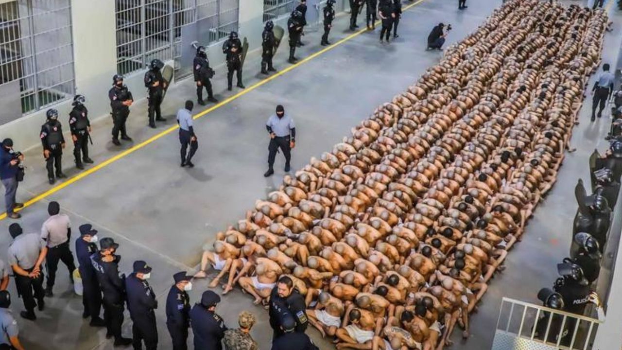 El Salvador'da 2 bin kişilik çetenin bir grubu cezaevine böyle nakledildi