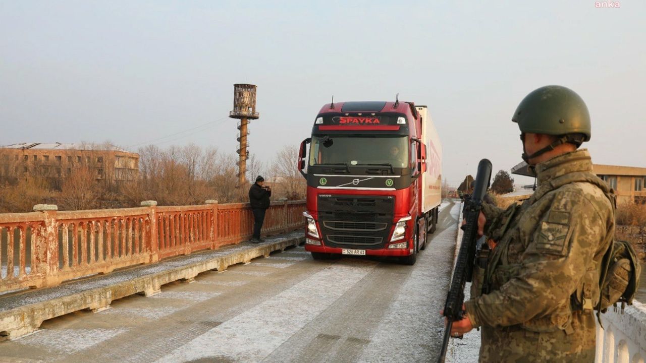 30 yıldır sınır kapısı kapalıydı: Ermenistan'dan Türkiye'ye 5 TIR yardım