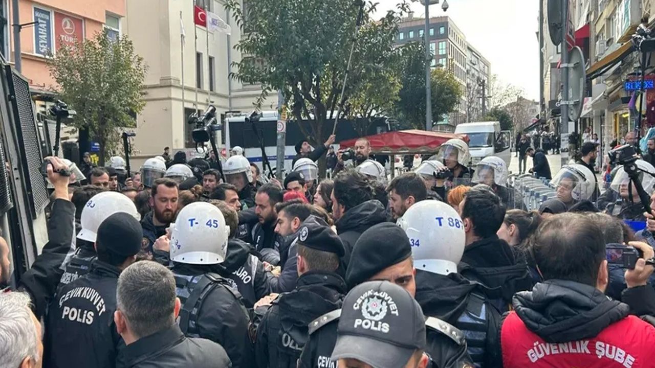 Kadıköy'de 'uzaktan eğitim' protestosuna polis müdahalesi: Gözaltılar var