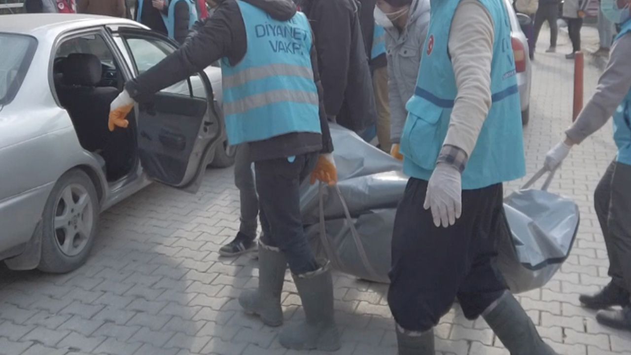Antakya’da ambulanslar yerini cenaze araçlarına bırakıyor