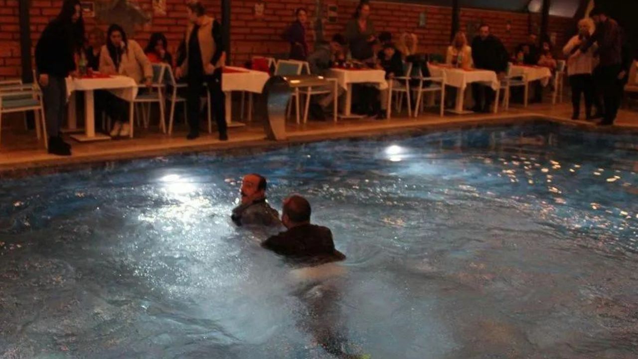 Türkücü Mustafa Keser, depremzedelere moral gecesinde havuza düştü