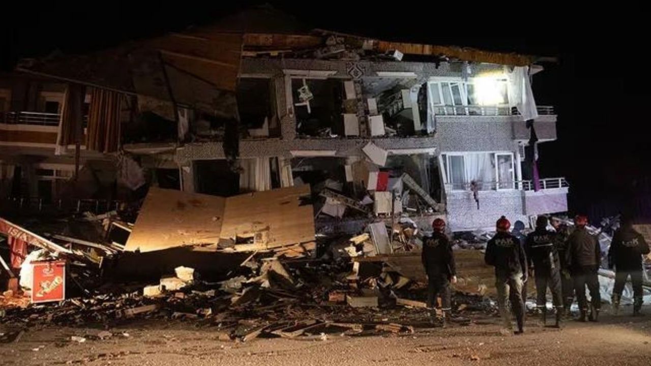 Samandağ belediye başkanı: Çadır olmadığı için hasarlı binalara girenler oldu