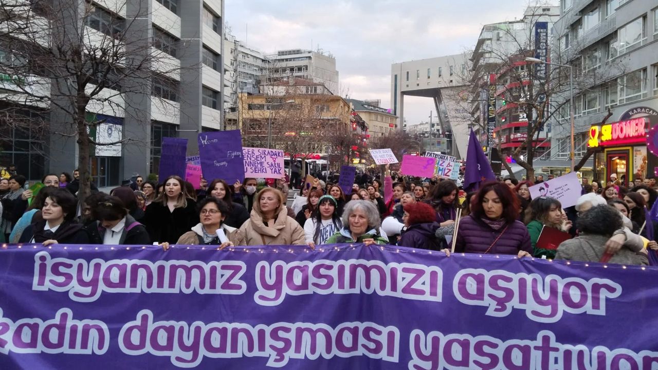 Ankara'da 8 Mart kutlamaları: Kadınlar polis barikatını aştı, yürüyüş tekrar başladı
