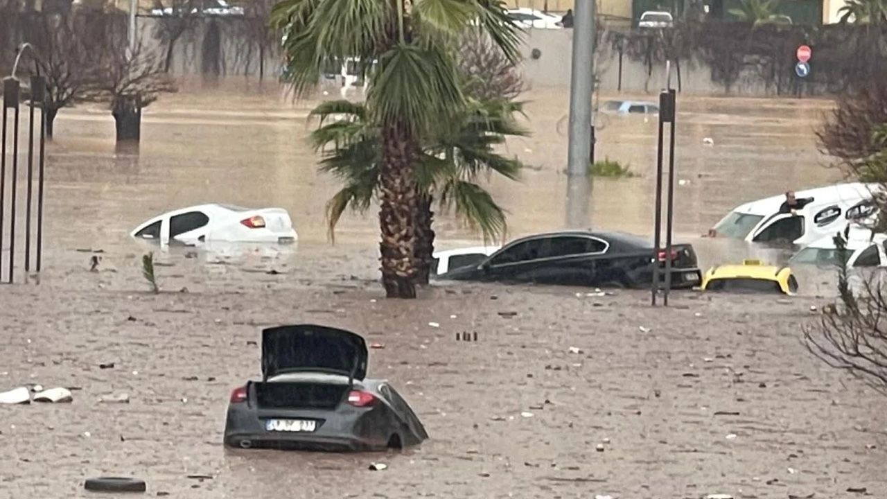 Deprem bölgesi Urfa ve Adıyaman'ı bu kez sel vurdu: 14 kişi hayatını kaybetti