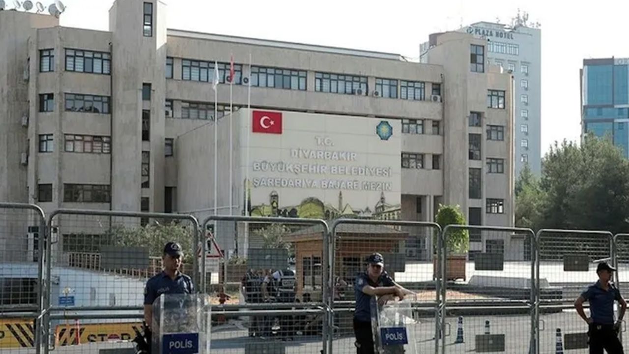 Diyarbakır Büyükşehir Belediyesi’nde iki daire başkanı görevden alındı