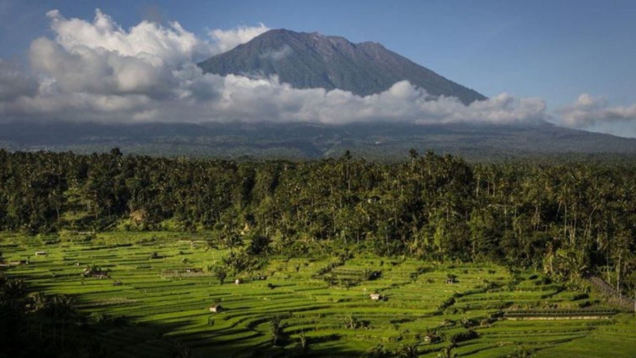 Endonezya'daki kutsal Agung Dağı'nda yarı çıplak poz veren Rus turist sınır dışı edilecek