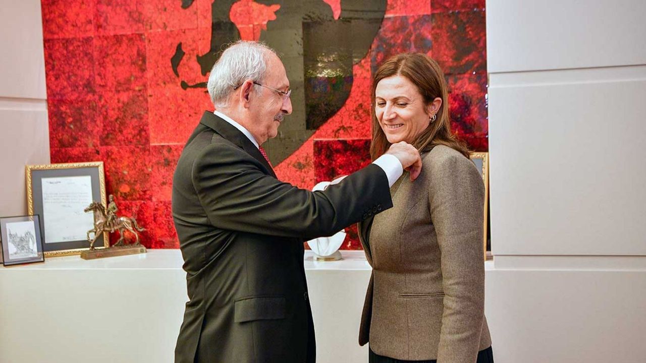 Kılıçdaroğlu, Türkan Elçi ile görüştü; parti rozeti taktı