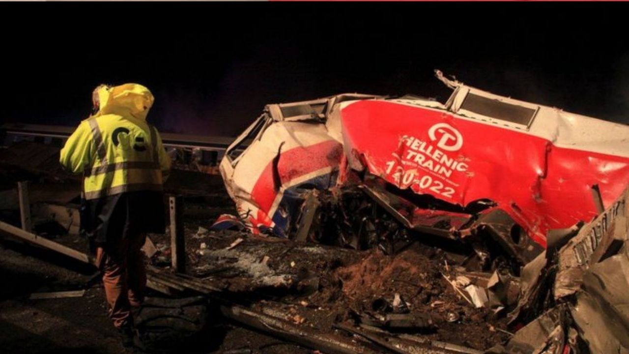 Yunanistan’da iki tren çarpıştı: En az 29 kişi hayatını kaybetti