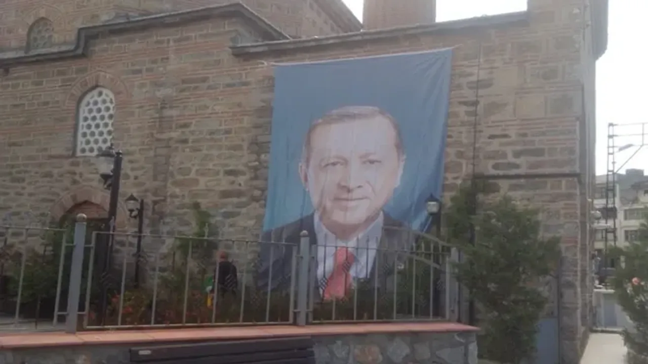 Bursa'da camiye Erdoğan posteri asıldı