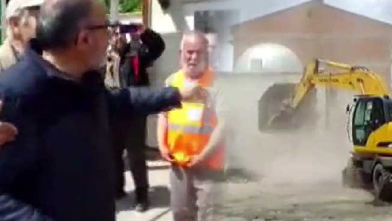 AKP’li belediye ibadethane yıkımına başladı, vakıf üyeleri isyan etti