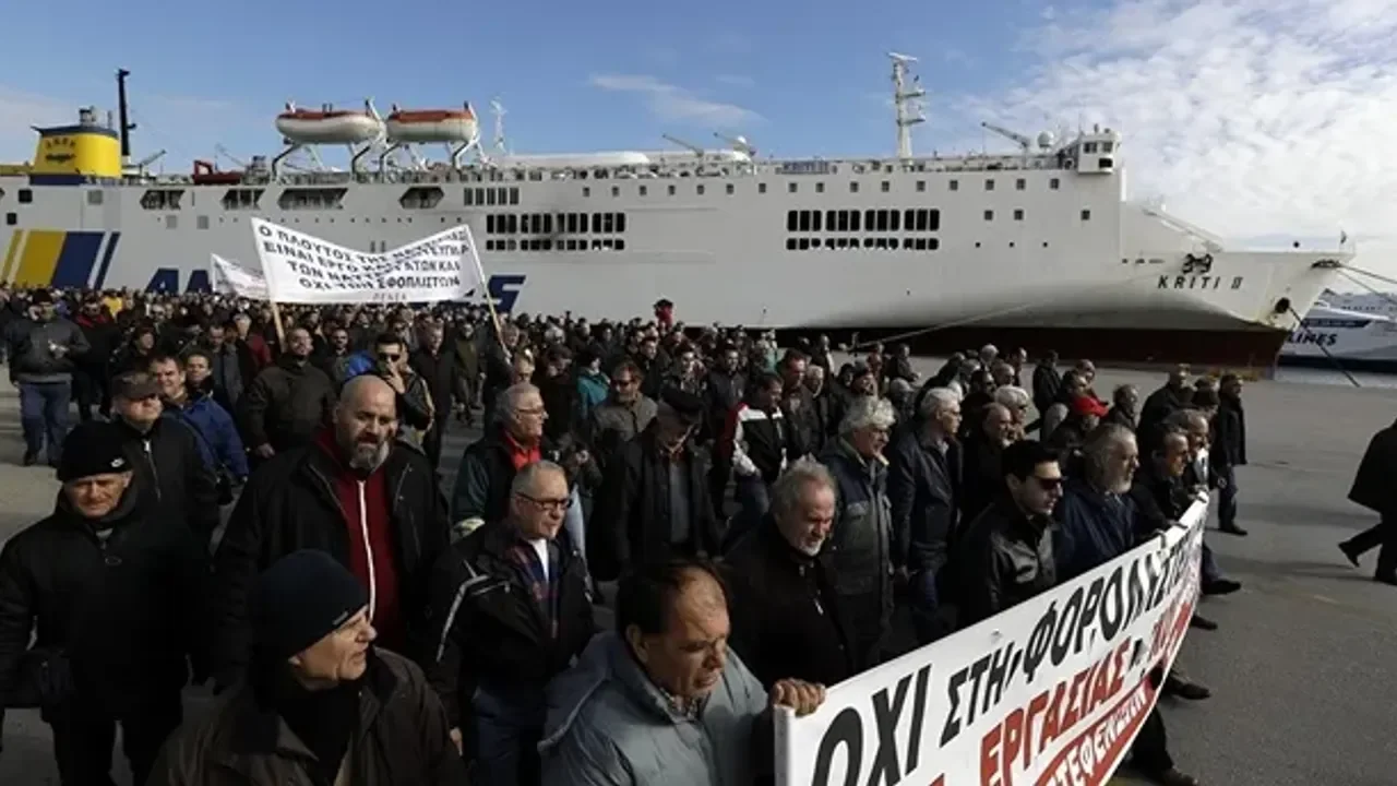 Yunan denizcilerden ABD-İsrail saldırısına grevli tepki: Savaşa ortak olmayın!