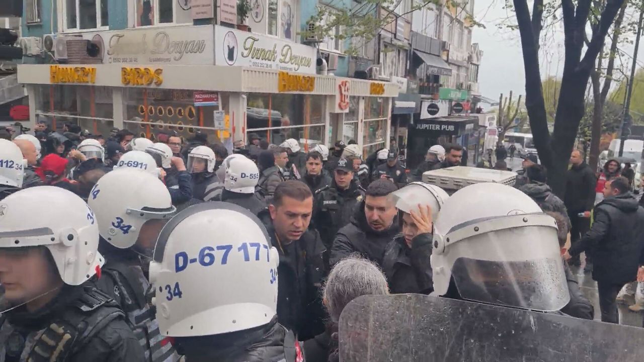Beşiktaş'ta izinsiz gösteriye polis müdahalesi: Gözaltılar var