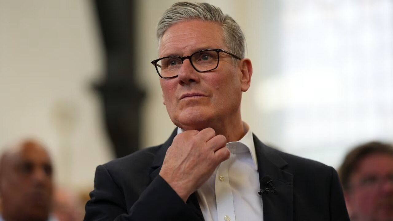 İngiltere'de aşırı sağ yükselişte: Starmer'a ağır darbe