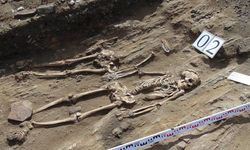 Bronz Çağı’na ait, el ele tutuşan çiftin mezarı bulundu