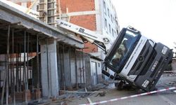 Beton pompası işçilerin üzerine devrildi: Bir işçi hayatını kaybetti
