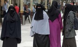 Cezayir'de iş yerlerinde peçe takmak yasaklandı