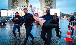 FEMEN'den Paris eylemi: Gerçek diktatörler hoş geldiniz
