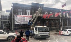 Kars’ta Murtaza Karaçanta'dan kalan borç belediye binasına asıldı