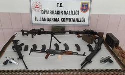 Diyarbakır'da cami bahçesinde tabuttan çok sayıda silah ve mühimmat çıktı