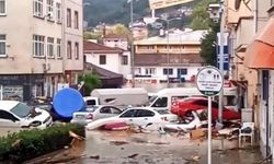 'HES barajının kapağını açmışlar, yıkılan binanın kanalı tıkaması sonucu su şehre taşmış'