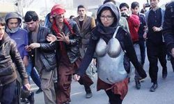 Afganistan'da bir kadın cinsel tacizi protesto etmek için zırh giyindi