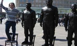 Berlin'e Assange, Manning ve Snowden'lı 'ifade özgürlüğü' heykeli