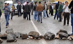 Elektrikleri 12 gündür kesik olan köylüler Şırnak-Cizre yolunu kapadı